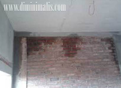  dinding rembes saat hujan, cara mengatasi tembok rembes air, pelapis tembok rembes, mengatasi tembok lembab dan basah