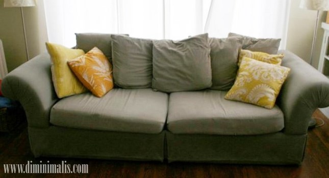 gunakan sofa dan beri bantal kecil agar tetap hangat di rumah saat hujan - diminimalis