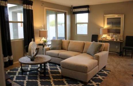 Ruang Keluarga Dengan Penataan Simpel, desain ruang keluarga sederhana, ruang keluarga lesehan, ruang makan sekaligus ruang keluarga, ruang tv sederhana, dekorasi ruang keluarga tanpa sofa, menata ruang tamu sekaligus ruang keluarga, menata ruang tamu sederhana, ruang tamu dan ruang keluarga tanpa sekat