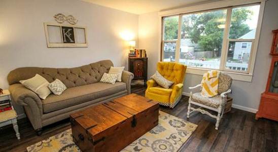  Cara Menata Ruang Tamu Yang Sempit, cara menata ruang tamu yang luas, cara menata ruang tamu yang menyatu dengan ruang keluarga, cara menata ruang tamu yang memanjang, menata ruang tamu pintu tengah, cara menata ruang tamu dan dapur, menata ruang tamu tanpa kursi, ruang keluarga dengan penataan yang simpel, menata ruang tamu sederhana