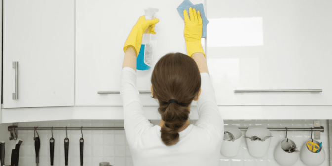 Membersihkan Apartemen