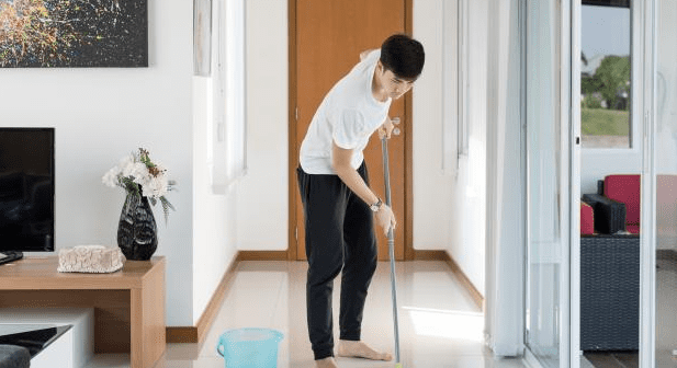 Membersihkan Apartemen